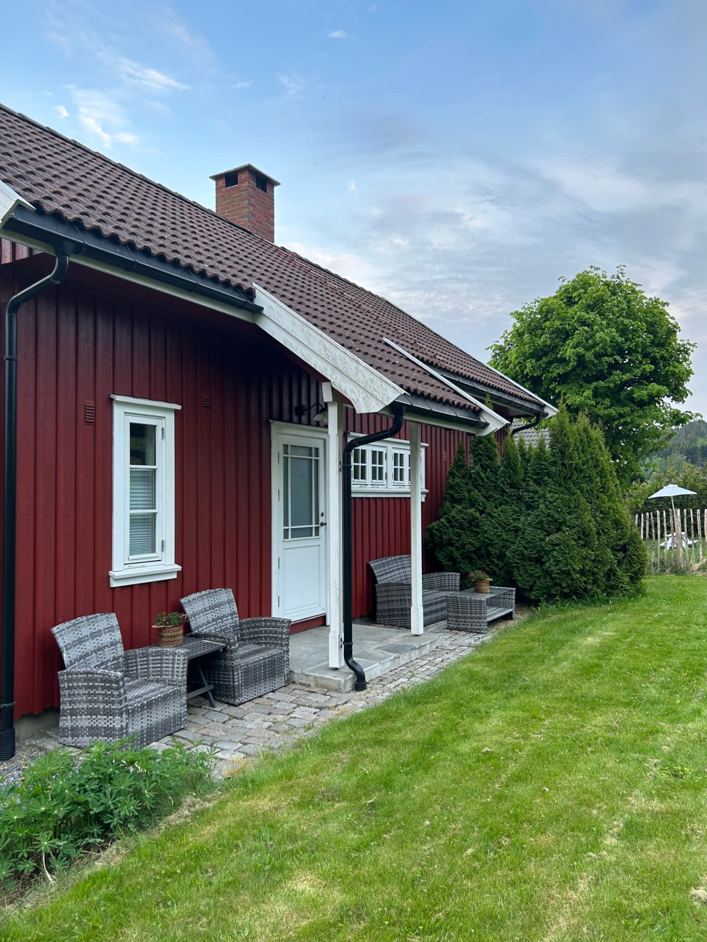Uteplass med hagemøbler ved inngangen
