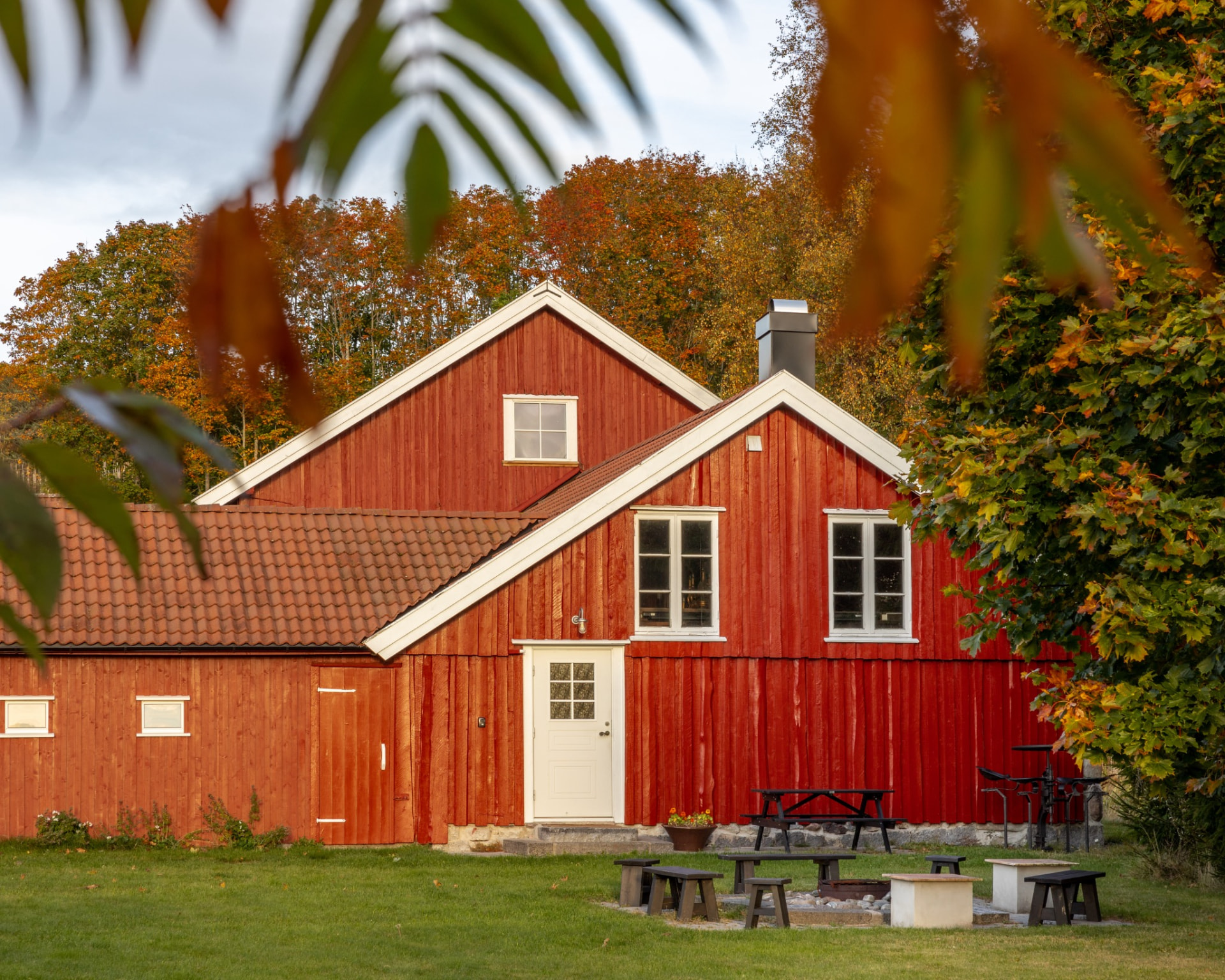 Fjøset – facade in autumn