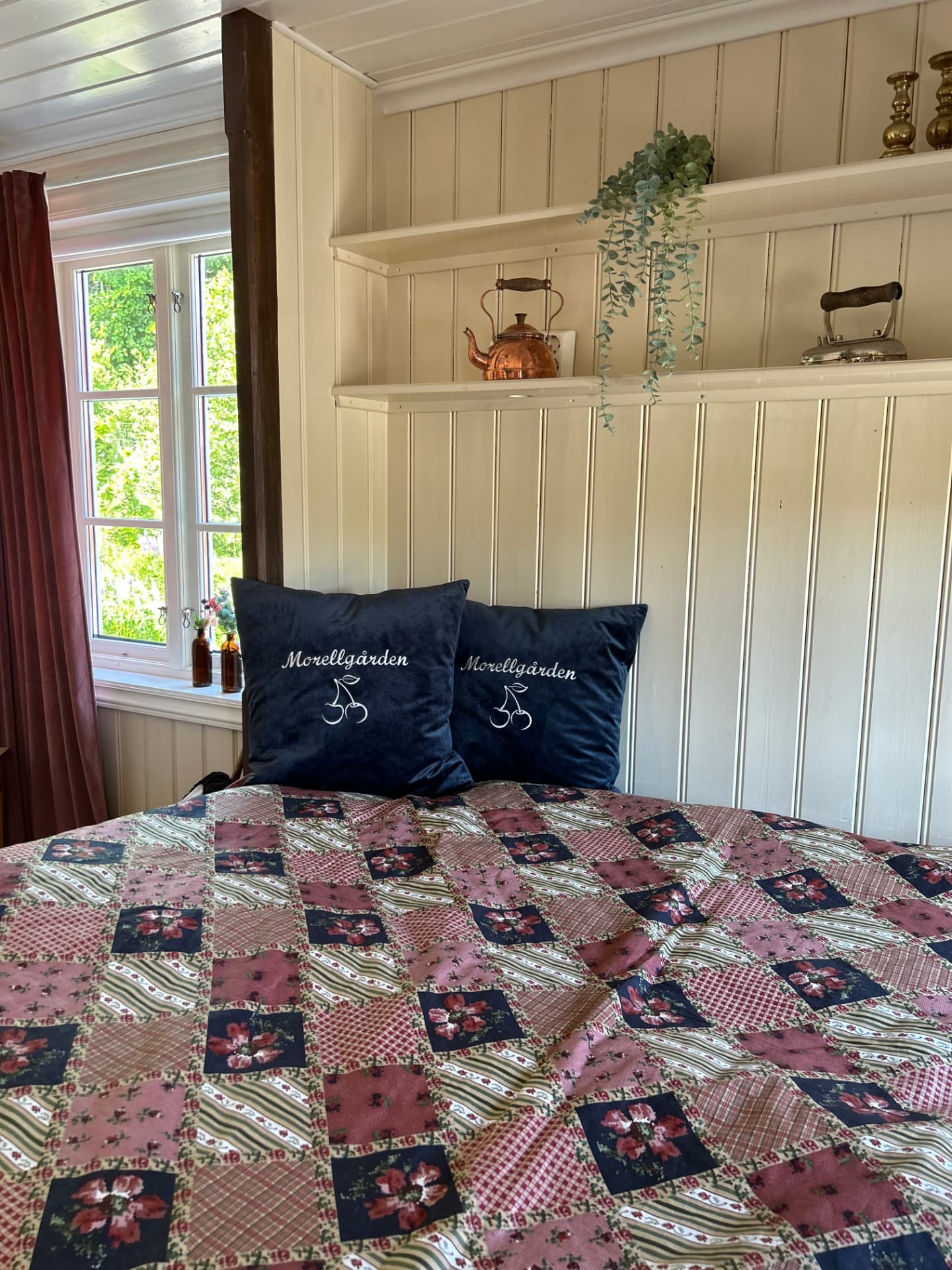Made beds with Morellgården cushions