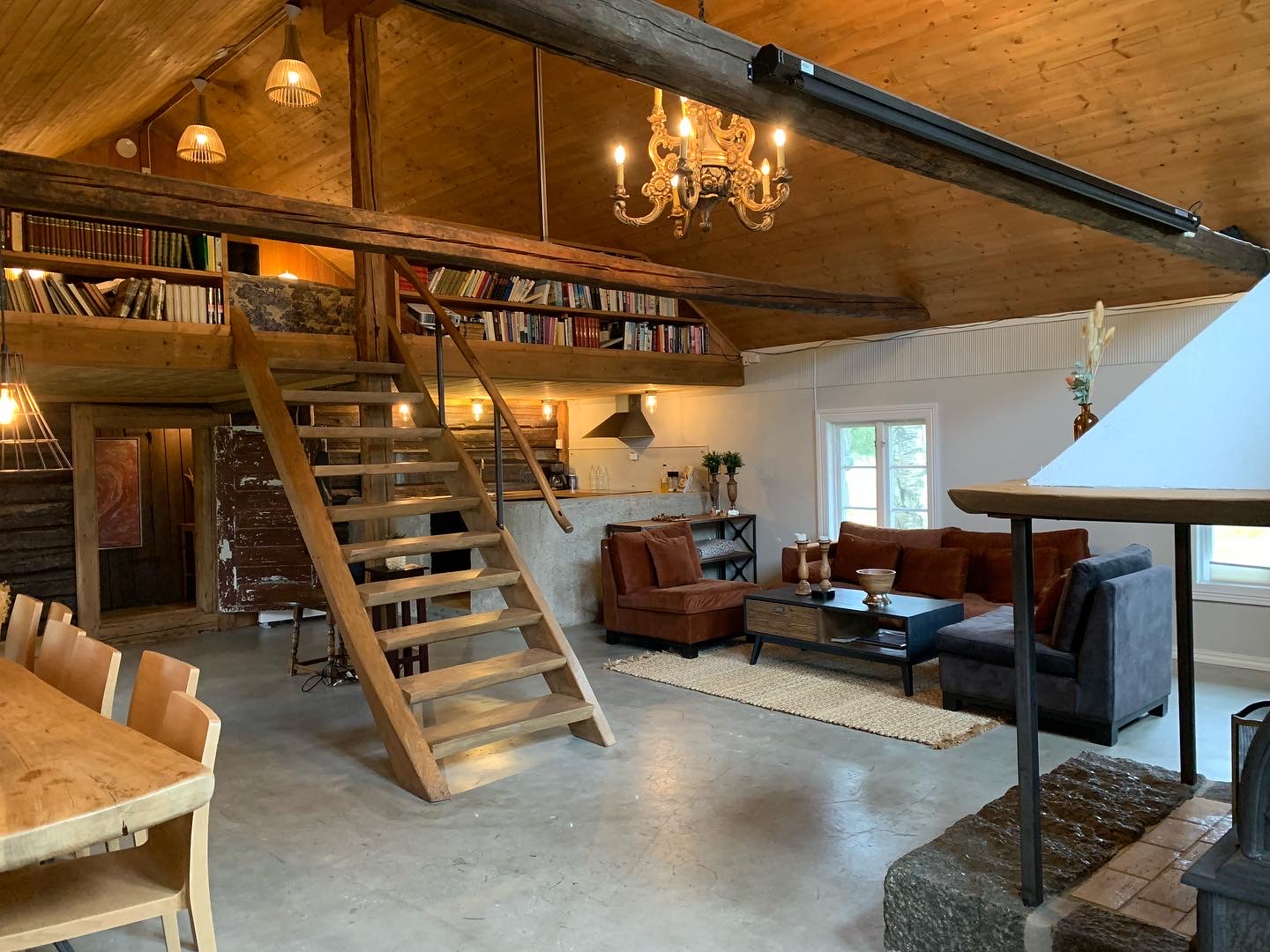 Fjøset – the hall with loft and bookshelf