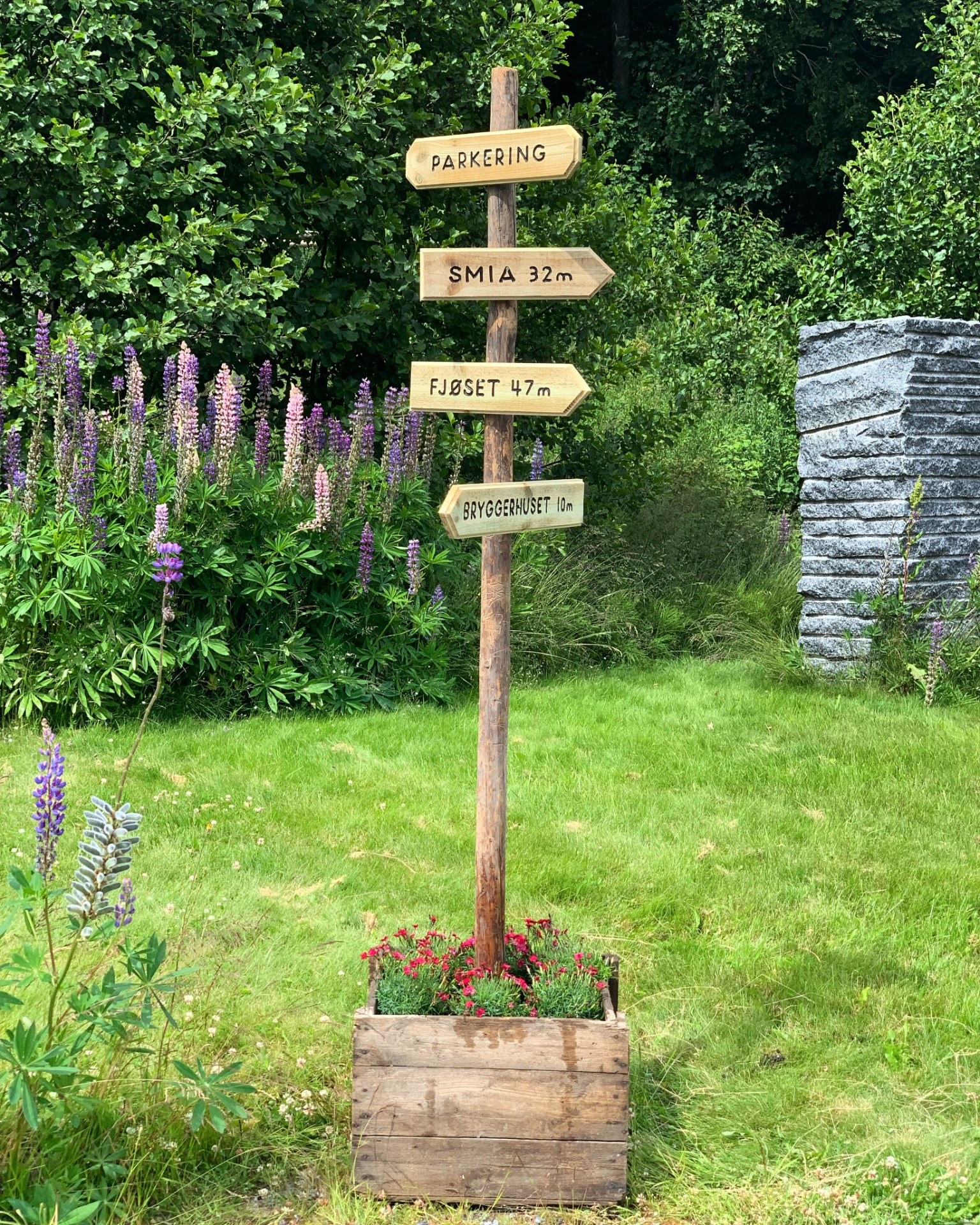 Sign in the courtyard at Morellgården