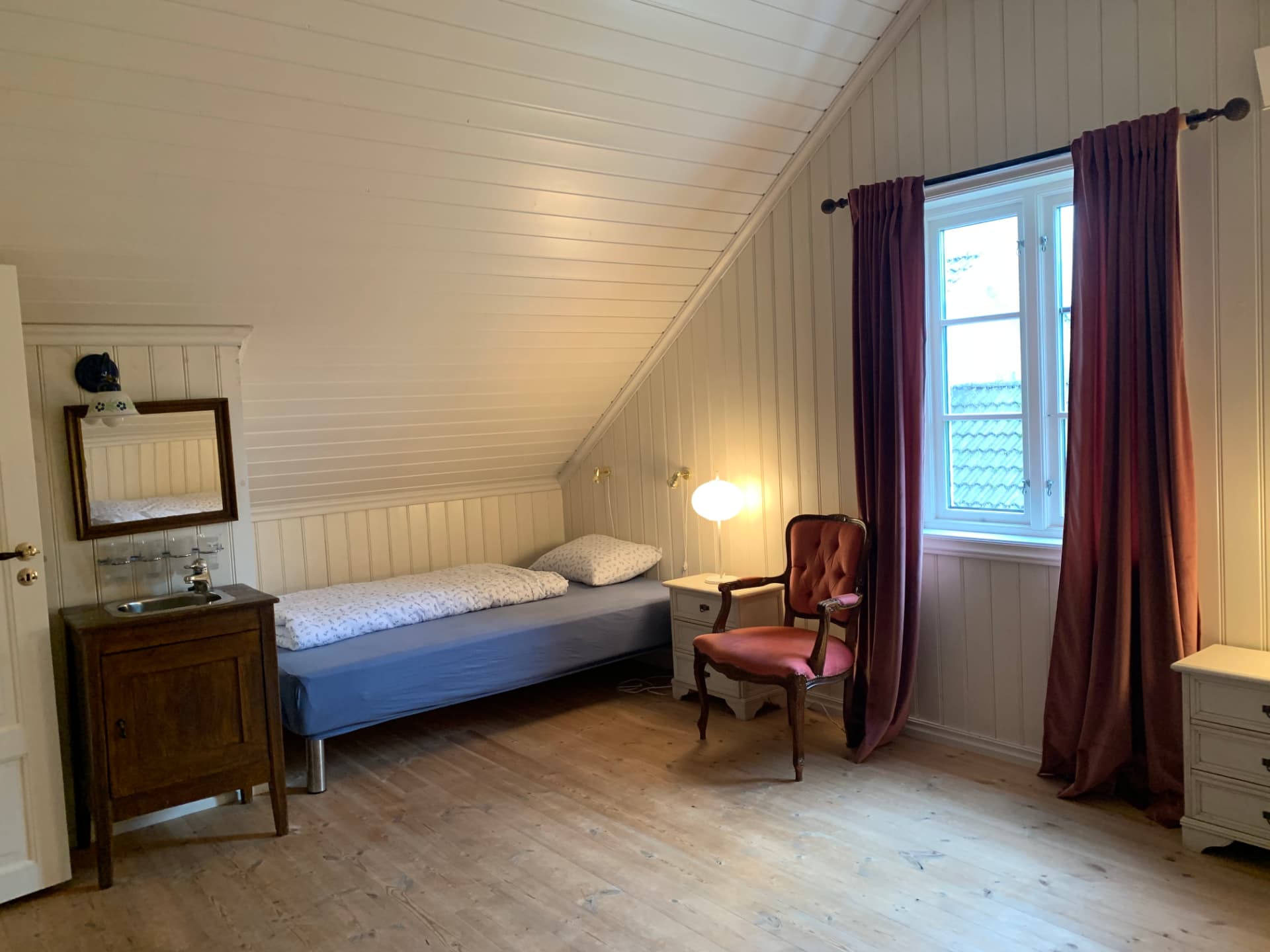 Soverom under skråtaket med lenestol