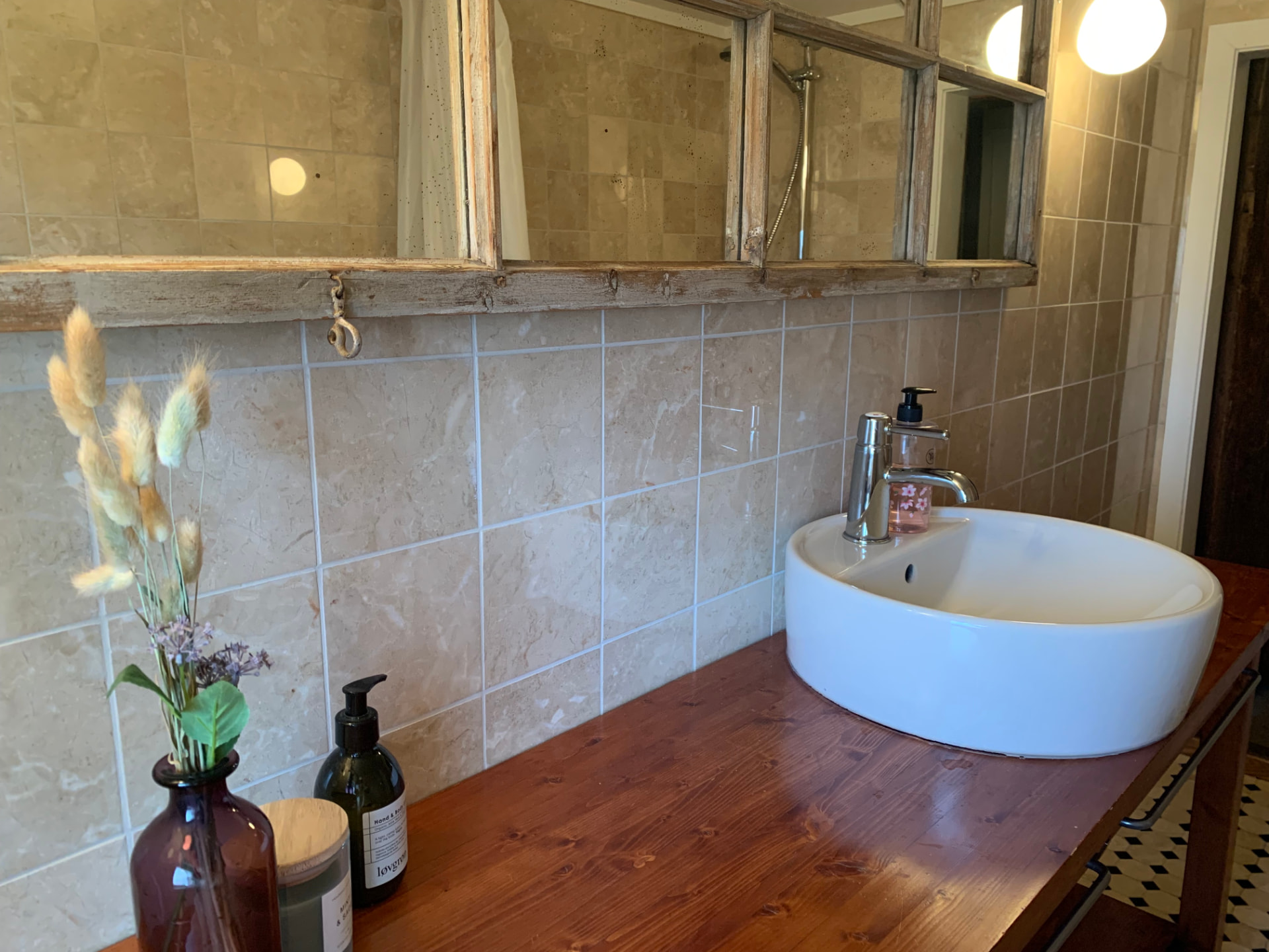 Bathroom with washbasin and flowers