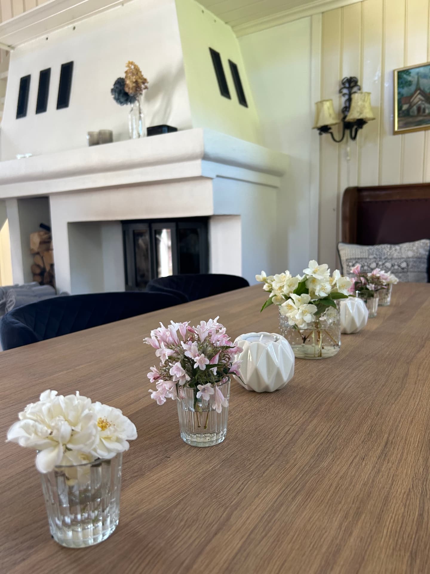 Langbord med blomster foran peisen