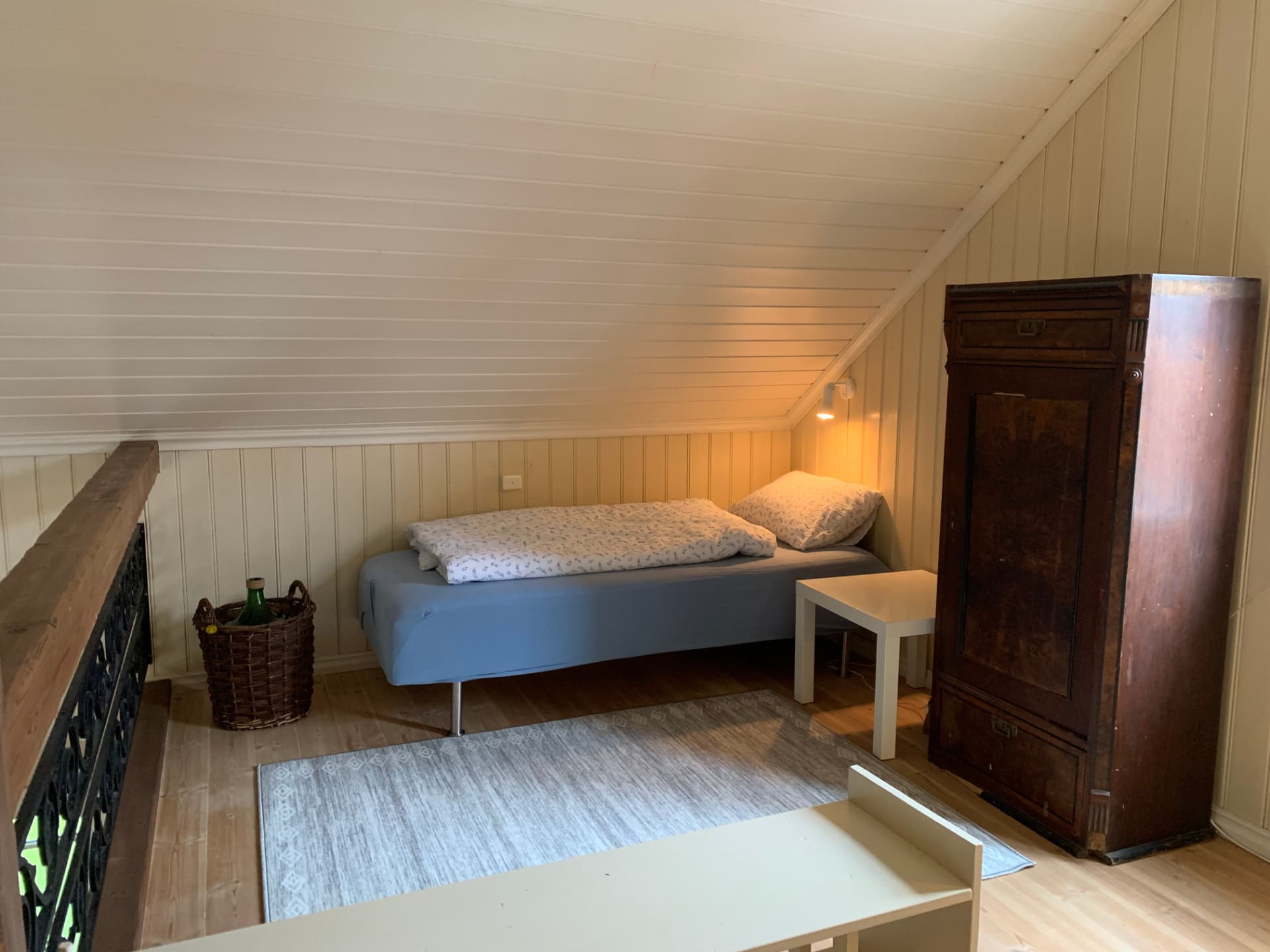 Soverom på hemsen med gammelt skap
